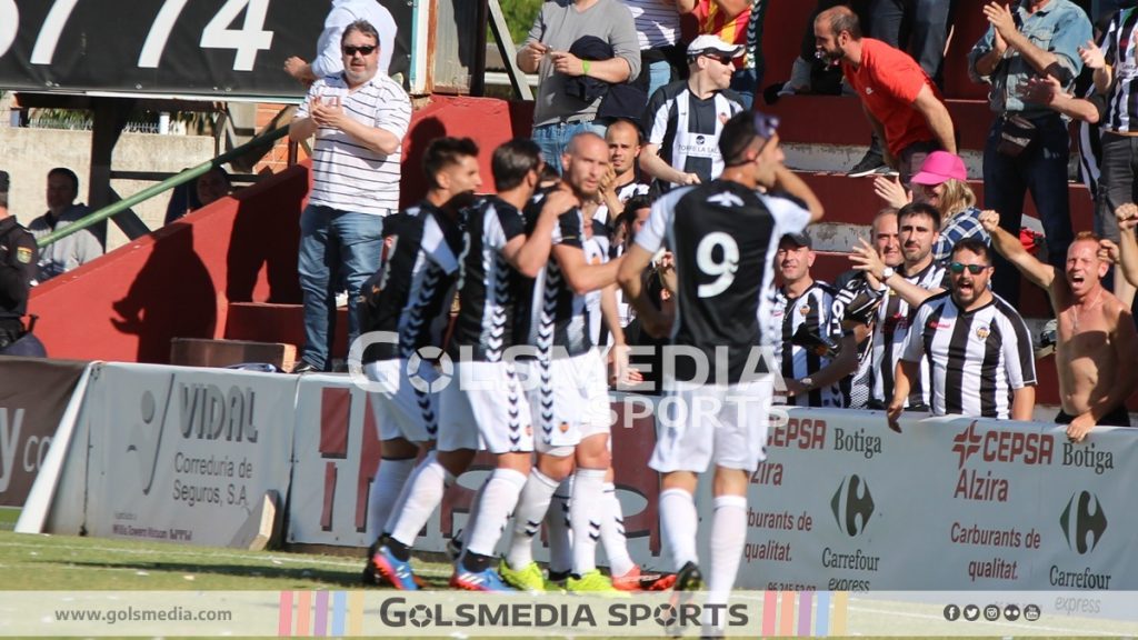 Jugadores y afición celebran juntos el gol de Cristian Herrera, aunque el ex del Alzira no lo celebró