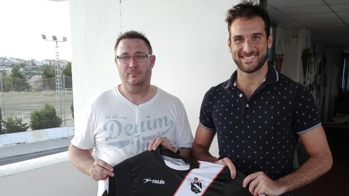 El Requena mejora su defensa con una renovación y un nuevo central