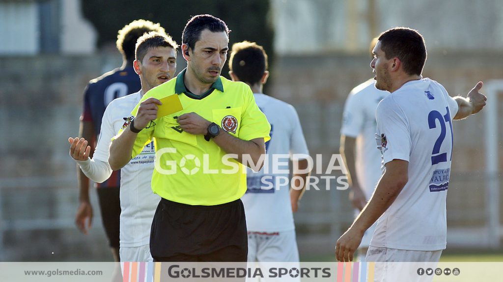 Árbitro muestra amarilla a un jugador del Silla