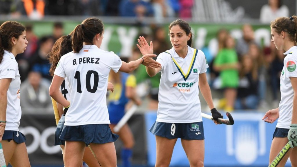 Jugadoras del Club de Campo celebrando un gol