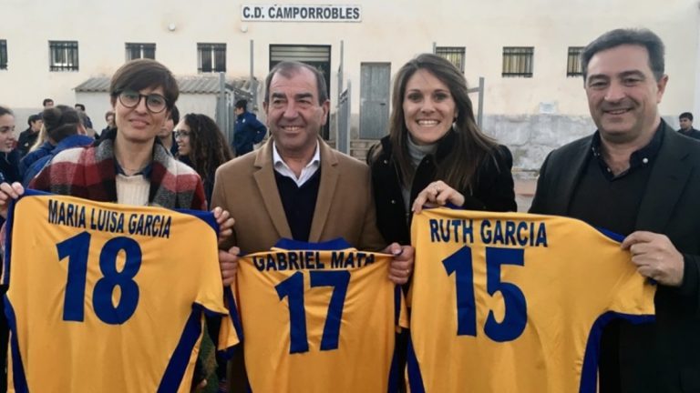 Ruth García junto con el alcalde y presidenta de Camporrobles y el presidente de la FFCV