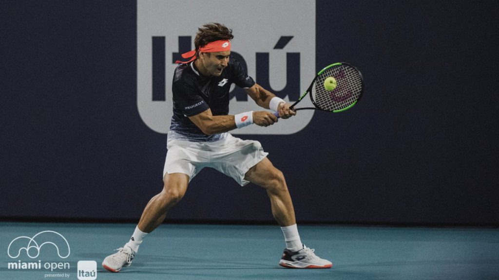 Ambos jugadores se abrazaron en le centro de la pista mientras el público se entregaba de nuevo a la figura de Ferrer, quien en el 2013, en las viejas pistas de Crandon Park, Key Bizcayne, la antigua sede del torneo hasta esta temporada que se trasladó a la de Hard Rock Stadium, de Miami Gardens, también luchó por el titulo en la final que perdió frente al inglés Andy Murray.