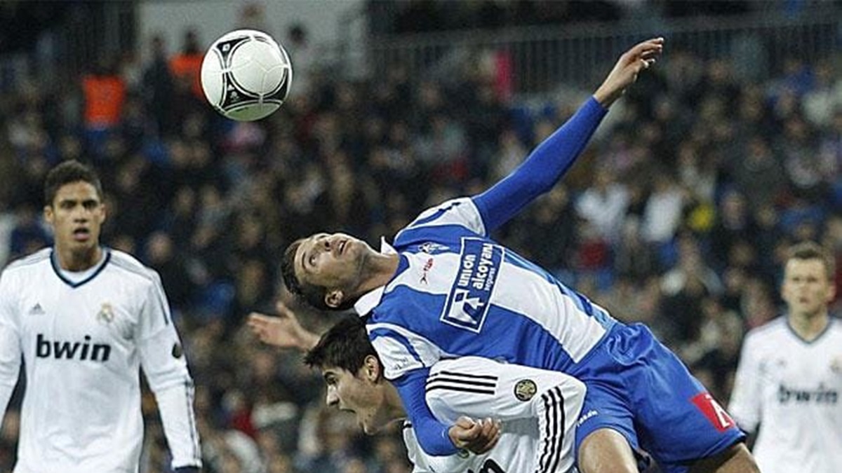 El central valenciano en una pugna del balón con Morata en la eliminatoria de Copa del Rey