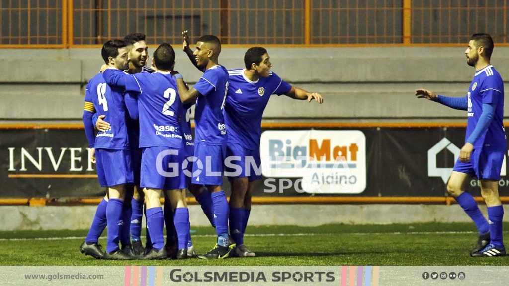 Jugadores del Monte-Sión celebrando un gol