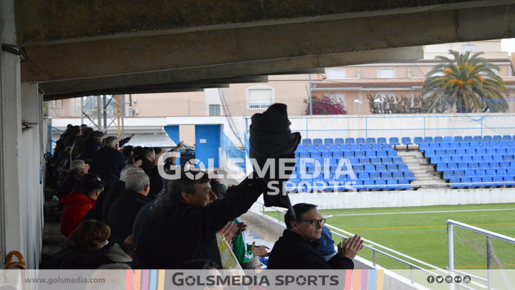 Afición del CD Burriana en San Fernando