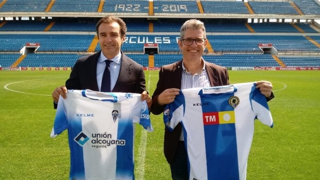 Los presidentes de ambos clubs intercambiando sus camisetas