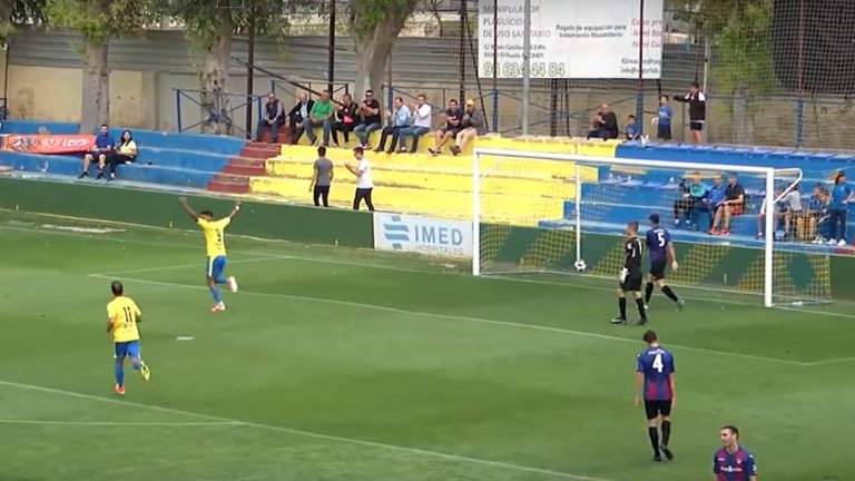 Gol del Orihuela ante Alzira Tercera