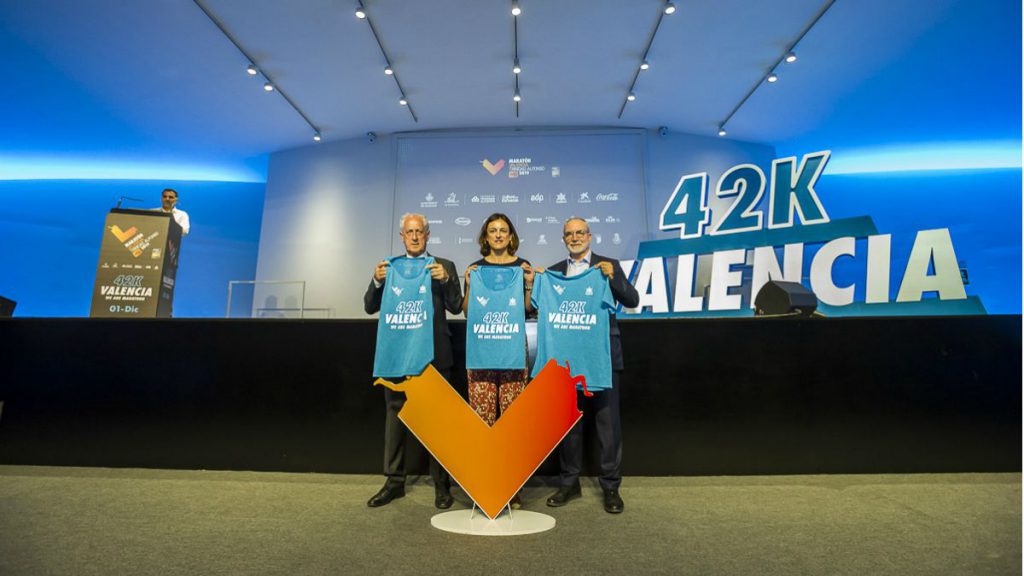 Presentación camisetas Maratón Valencia 2019 autoridades