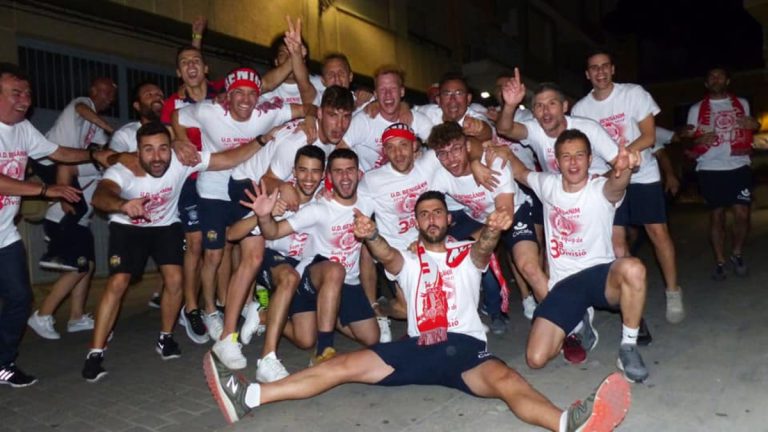 Jugadores Beniganim celebra el ascenso a Tercera