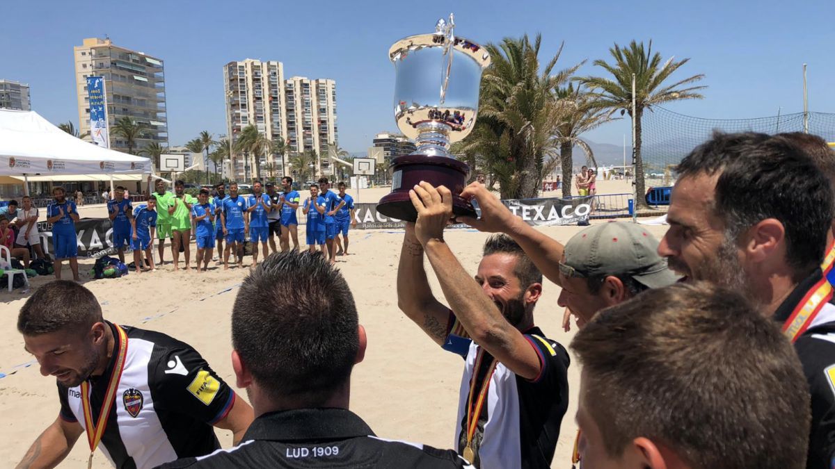 Capitán LUD Fútbol Playa con la Copa RFEF