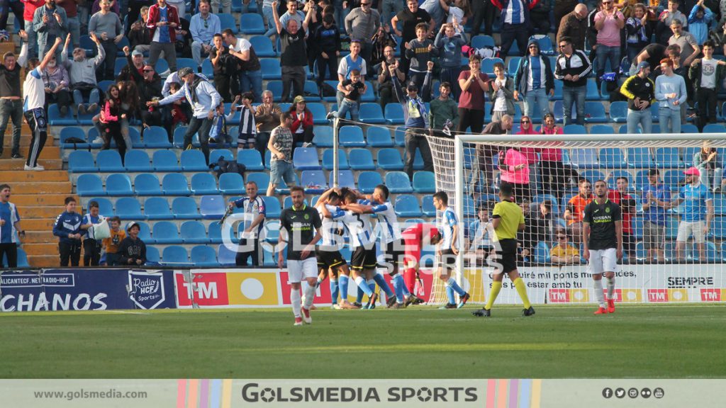 Hercules CF jugadores celebran gol conquense