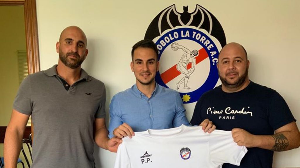 Pedro y Fran posan con la camiseta del Discóbolo-La Torre