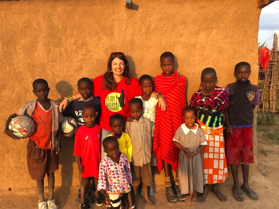 María Ruiz junto a niños y niñas Maasai.