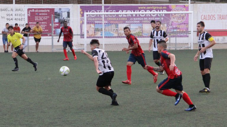 Reparto de puntos entre el CF Alcalà y el CD Cabanes en el San Fernando