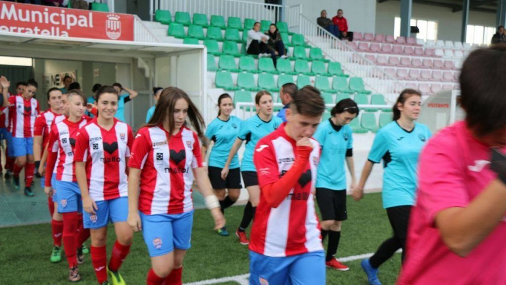 jugadoras saliendo al campo