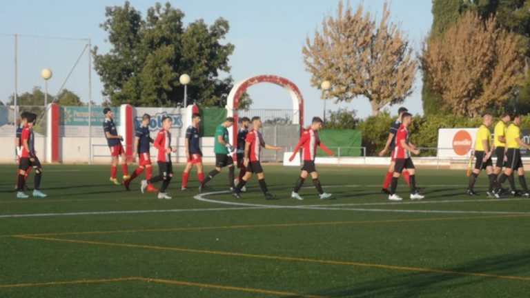 Tablas en el marcador en el derbi de La Safor entre el Racing Rafelcofer y la UE Tavernes de la Valldigna