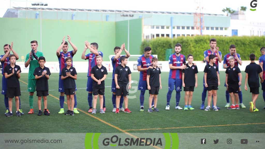 Jugadores de la UD Alzira antes de un partido ante el CD Acero