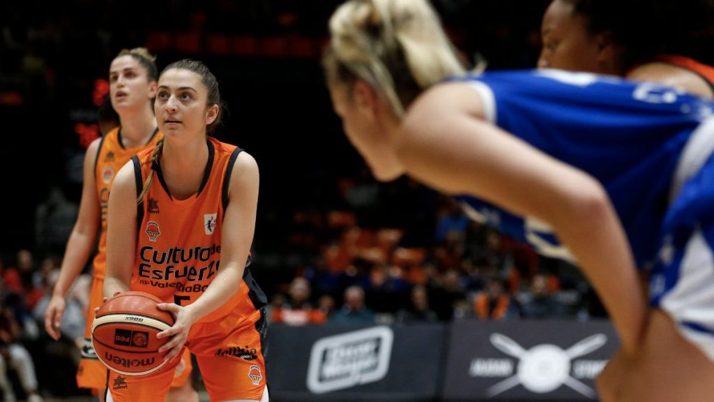 Lorena-Segura-en-el-Valencia-Basket-Baxi-Ferrol