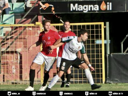 Pugna por el balón entre Mérida y Talavera. Mérida AD