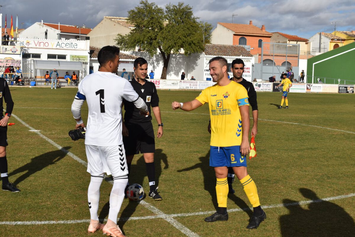 Instantes previos a la disputa del Trofeo Rosa del Azafrán. CF La Solana