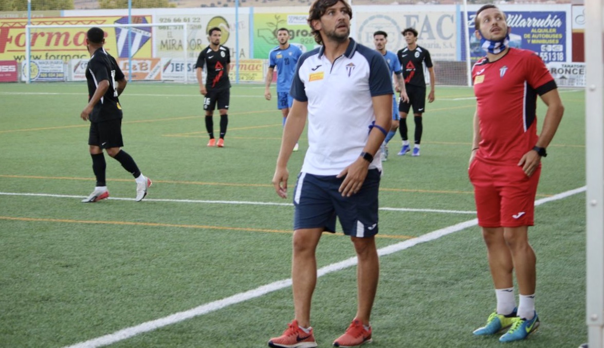 Javi Sánchez, entrenador del Villarrubia durante un partido. Villarrubia