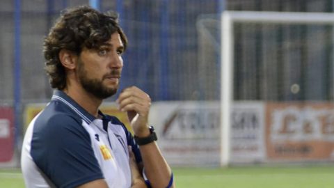 Javi Sánchez, entrenador del Villarrubia CF. Alberto Beamud: Eñe/Tvi Asociación