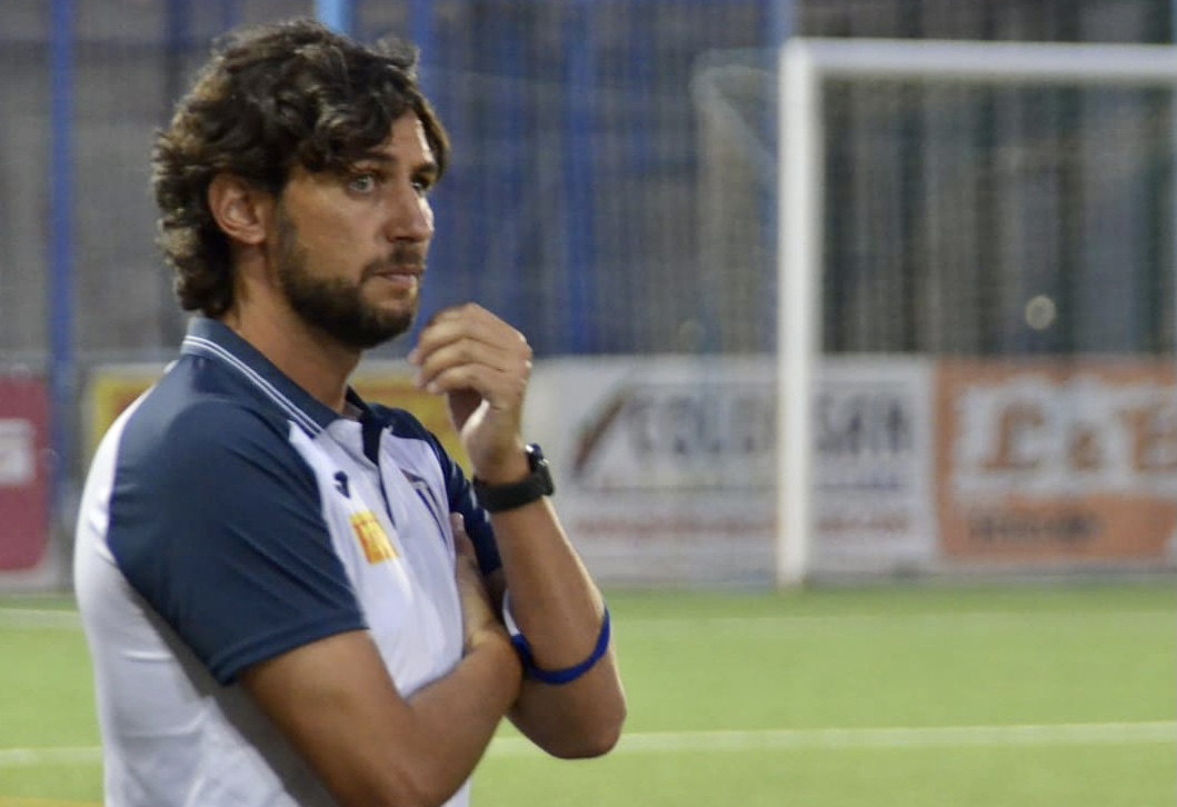 Javi Sánchez, entrenador del Villarrubia CF. Alberto Beamud: Eñe/Tvi Asociación