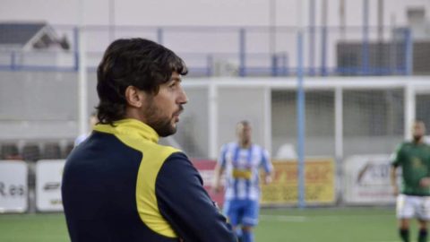 Javi Sánchez, entrenador del Villarrubia CF. Alberto Beamud: Eñe/Tvi Asociación