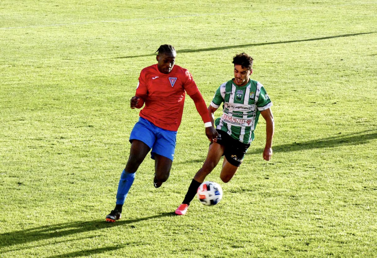 Pugna por el balón entre La Roda y Quintanar del Rey en el Municipal. José Carlos Perea: La Roda CF