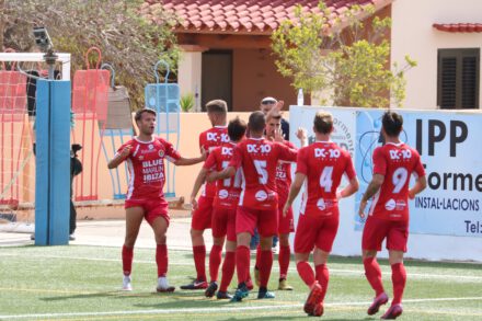 Los jugadores del Ibiza celebrando el gol de Enric Tarrés | Foto: CD Ibiza