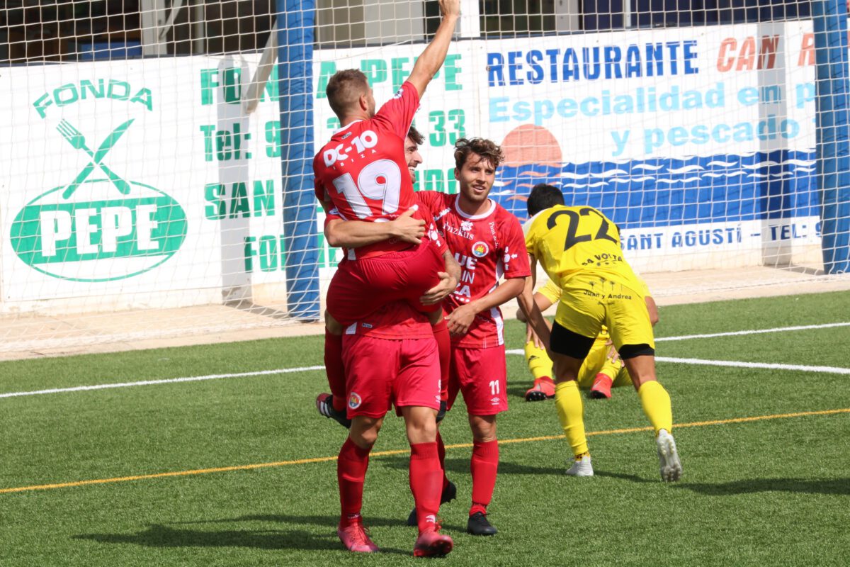 Los jugadores del CD Ibiza celebrando el tercer gol | Foto: CD Ibiza