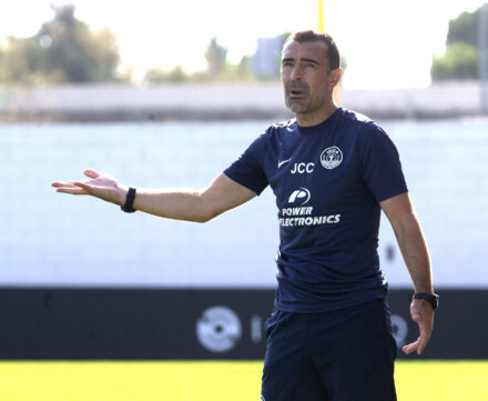 Carcedo dirigiendo desde el banquillo | Foto: Twitter UD Ibiza