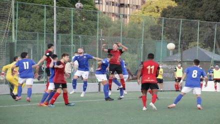 Salto entre dos jugadores del CAP Y Huércal-Overa. Foto: @CiudadDeMurcia