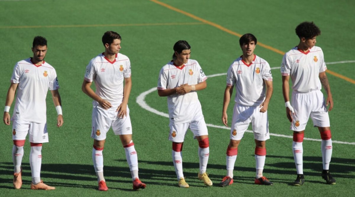 Jugadores del RCD Mallorca B, en el encuentro ante el CF Platges de Calvià | Foto: RCD Mallorca