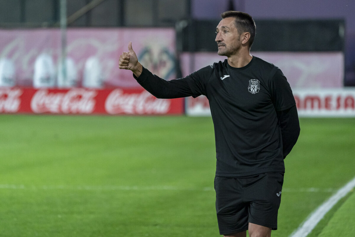 Raúl Casany dirigiendo desde el banquillo | Foto: Peña Deportiva