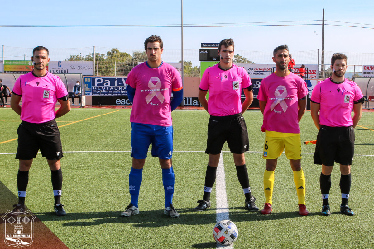 Los capitanes posan con los árbitros antes de comenzar el partido