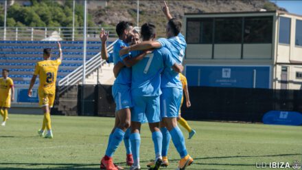 Los jugadores de la UD Ibiza celebrando el gol de Davo frente al UCAM Murcia | Foto: Twitter UD IBIZA