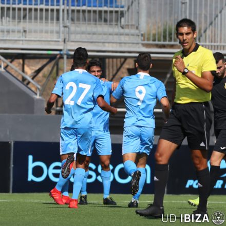 Los jugadores de la UD Ibiza celebrando el gol de Davo frente al UCAM Murcia | Foto: Twitter UD IBIZA