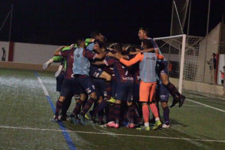 Los jugadores de la UD Poblense crlebran el ascenso | Foto: Twitter UD Poblense