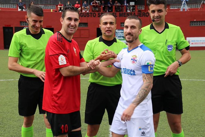 Yeray Pérez saluda a Dani López, en el derbi palmero.