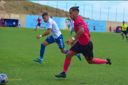 Aythami Álvarez defiende a un jugador del San Fernando.