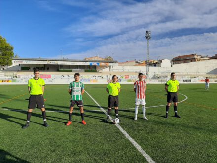 Capitanes y trío arbitral en el San Marcos entre Quintanar y Atlético Ibañés. Quintanar del Rey