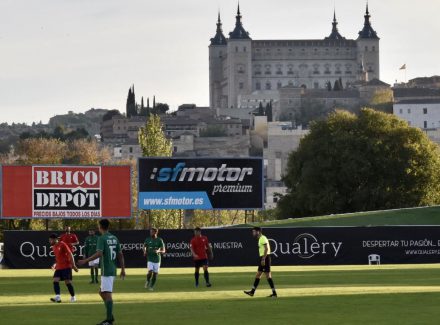 Partido entre el Toledo y el Guadalajara en el Salto del Caballo con el Alcázar de fondo. Deportivo Guadalajara