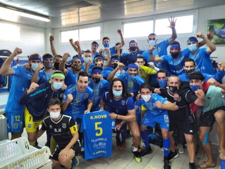 Los jugadores del CE Andratx celebran la victoria ante el CD Ibiza| Foto: CE Andratx