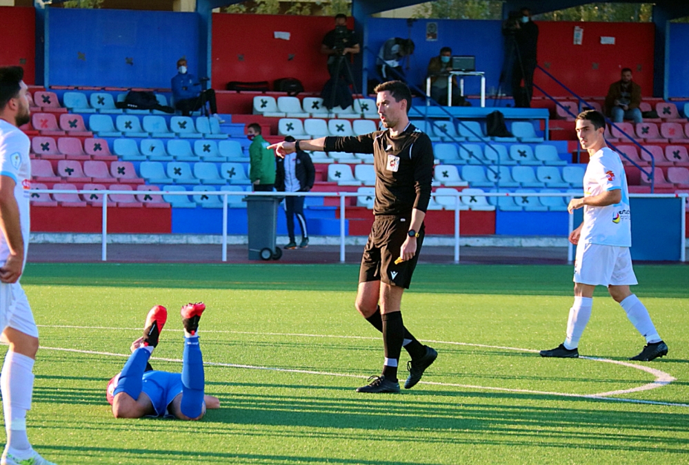 Árbitro del Grupo XVIII de Castilla-La Mancha pitando un penalti. CD Illescas