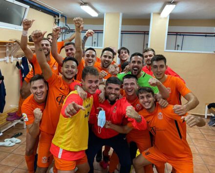 Los jugadores de CF Platges de Calvia celebran la victoria frente al CF San Rafael | Foto: @Gori_lopez8