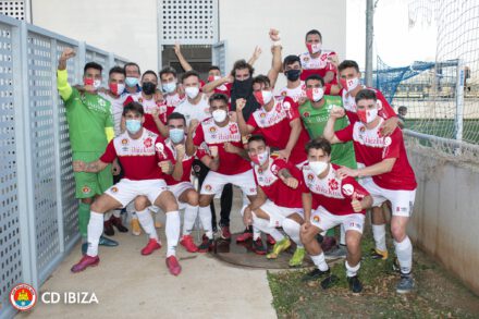 Los jugadores del CD Ibiza celebrando la victoria frente al CD Ferriolense | Foto: CD Ferriolense