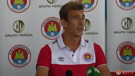 Raúl Feher, este miércoles en su presentación como futbolista del equipo ibicenco | Imagen: CD Ibiza