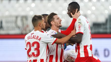 Jugadores del Almería celebran un tanto de Sadiq. / Foto: UD Almería.