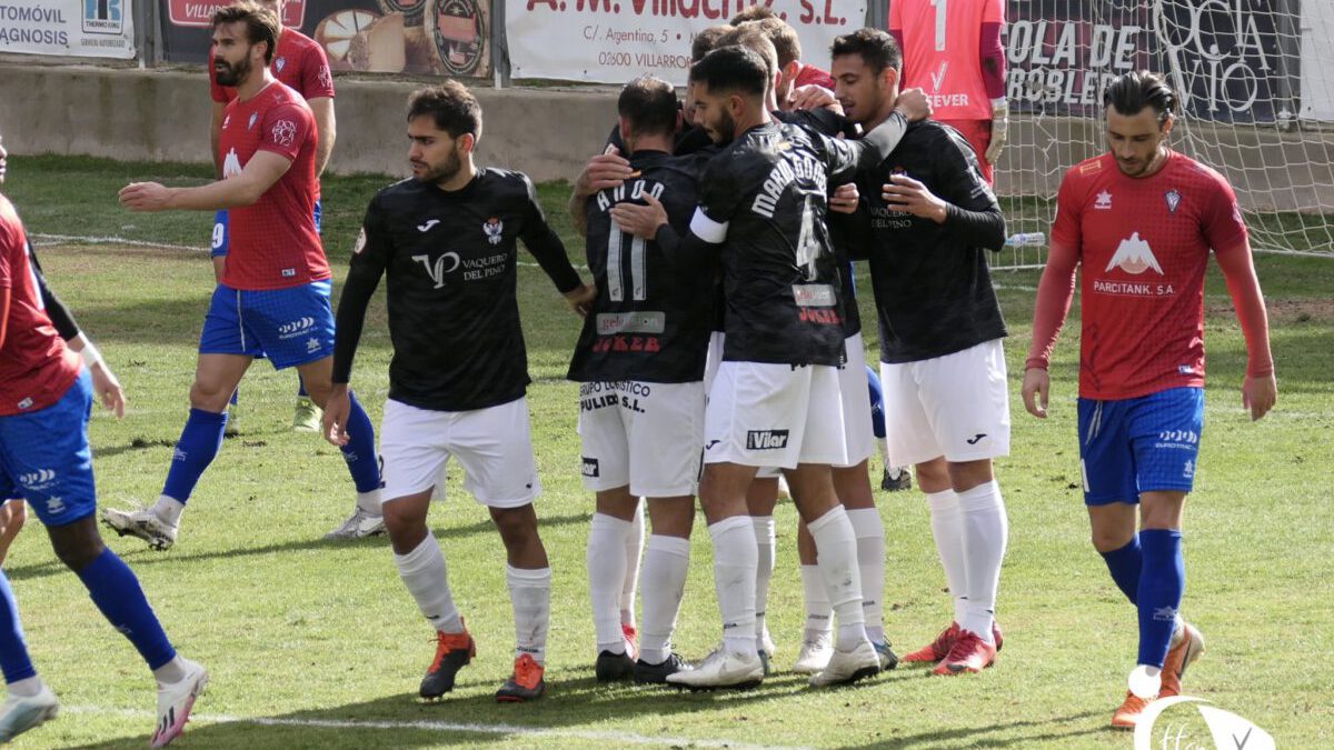 Celebración de un gol del CF Talavera en Villarrobledo. FFCLM